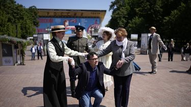 Actores con disfraces históricos rusos participan en una ceremonia por el Día Nacional de Rusia, en la Plaza Pushkinskaya de Moscú, el 12 de junio de 2023.. (Foto AP /Alexander Zemlianichenko)