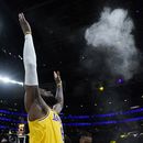 En foto del 8 de mayo del 2023, el alero de los Lakers de Los Ángeles LeBron James lanza polvo blanco al aire antes del juego 4 de las semifinales de la Conferencia Oeste ante los Warriors de Golden State. (AP Foto/Marcio Jose Sanchez)