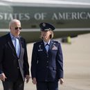El presidente Joe Biden es escoltado por la coronela de la Fuerza Aérea, Angela Ochoa, comandante de la 89a. Unidad de Transporte Aéreo, en su llegada a la Base de la Fuerza Aérea de Andrews, Maryland., el miércoles 12 de junio de 2024. (AP Foto/Alex Brandon)