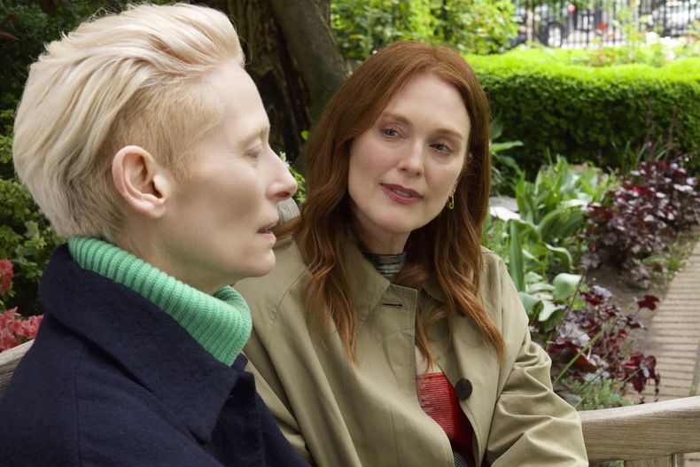 Esta imagen proporcionada por Sony Pictures Classics muestra a Julianne Moore, derecha, y Tilda Swinton en una escena de The Room Next Door. (Sony Pictures Classics via AP)