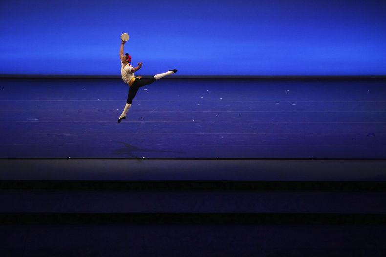 El bailarín Roman Mejia durante su presentación en la gala de danza Despertares en el Auditorio Nacional de la Ciudad de México, el sábado 30 de agosto de 2025. (Foto AP/Eduardo Verdugo)