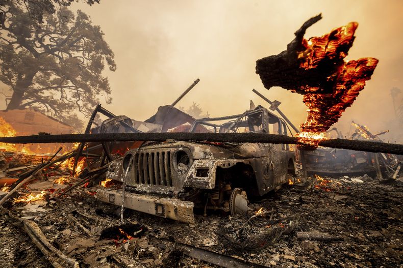 Un vehículo calcinado frente a una casa destruida, el 6 de noviembre de 2024, cerca de Camarillo, California. (AP Foto/Ethan Swope)