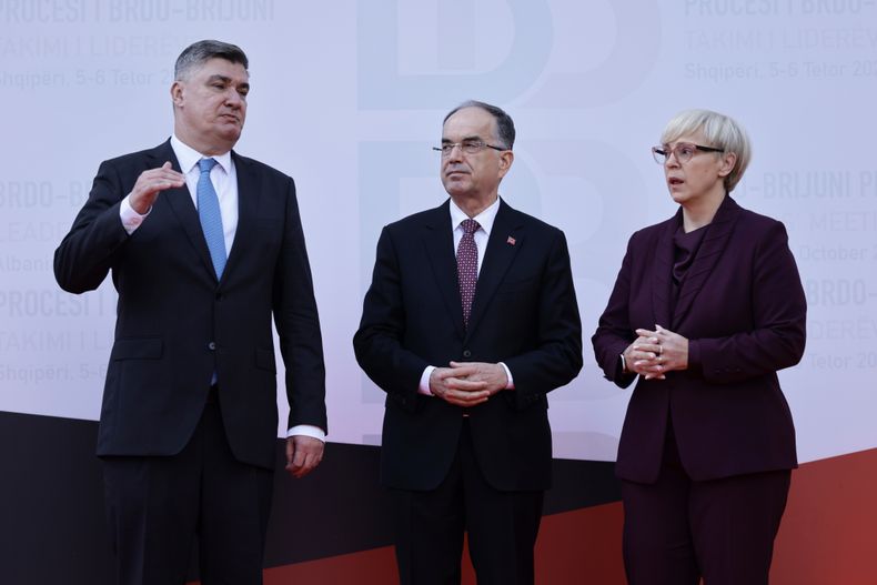 De izquierda a derecha: el presidente croata Zoran Milanovic, el presidente de Albania Bajram Begaj y la presidenta eslovena Natasa Pirc Musar en la reunión de países balcánicos en Golem, Albania el 6 de octubre del 2025 (AP foto/Vlasov Sulaj)
