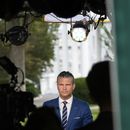 El secretario de Defensa, Pete Hegseth, se prepara para dar una entrevista televisiva frente a la Casa Blanca el jueves 7 de agosto de 2025 en Washington. (AP Foto/Mark Schiefelbein)