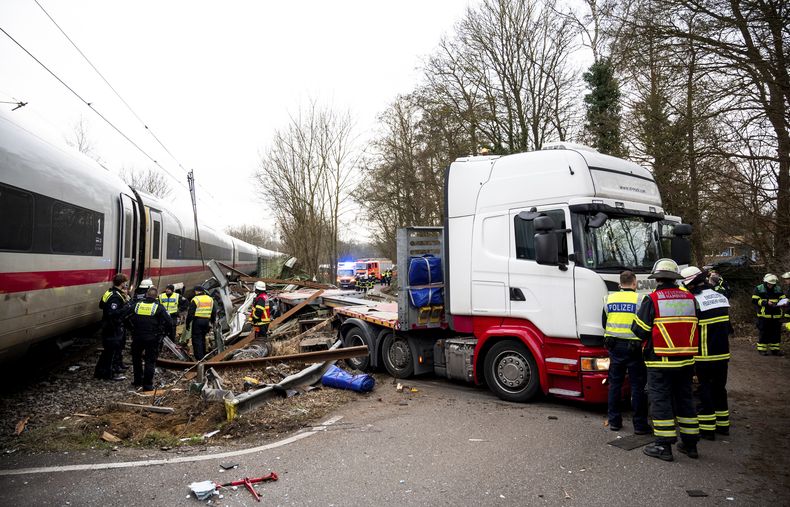 Servicios de emergencia en el lugar de un accidente, una colisión entre un tren y un tráiler, en Hamburgo, Alemania, el 11 de febrero de 2025. (Daniel Bockwoldt/dpa vía AP)