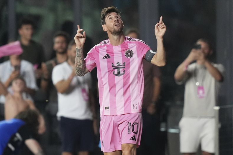El argentino Lionel Messi, del Inter Miami, festeja su tanto ante el Galaxy de Los Ángeles, en un partido de la MLS, el sábado 16 de agosto de 2025 en Fort Lauderdale, Florida. (AP Foto/Lynne Sladky)