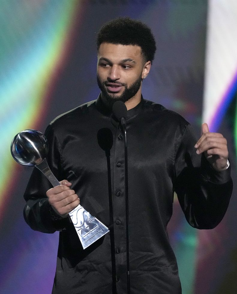 Jamal Murray, de los Nuggets de Denver, recibe su premio ESPY al regreso del año el miércoles 12 de julio de 2023, en Los Ángeles (AP Foto/Mark Terrill)