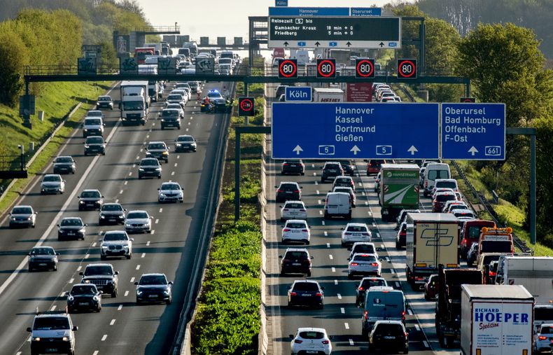 ARCHIVO - Autos y camiones atascados en una autopista tras un accidente en Fráncfort, Alemania, el 26 de abril de 2023. Activistas medioambientales instaron a los enviados climáticos de docenas de países, reunidos el martes en Berlín, a negociar un plazo límite global para abandonar los combustibles fósiles y formas de incrementar la ayuda a países pobres afectados por el calentamiento global. (AP Foto/Michael Probst, Archivo)