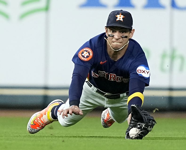 ARCHIVO - Foto del 24 de septiembre del 2023, el jardinero central hondureño de los Astros de Houston Mauricio Dubón atrapa una bola en el duelo ante los Reales de Kansas City. El lunes 5 de febrero del 2024, Dubón se presenta a arbitraje salarial. (AP Foto/David J. Phillip, Archivo)
