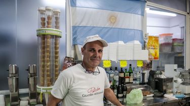 Sebastián Padrón, de La Plata, Argentina, en su negocio de helados, el martes 25 de febrero de 2025, en Roma. (AP Foto/Paolo Santalucia)