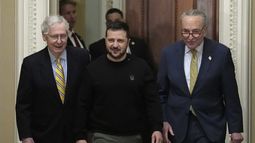 El presidente ucraniano Volodymyr Zelenskyy, centro, entra al Capitolio flanqueado por el líder de la minoría Mitch McConnell, izquierda, y el líder de la mayoría Chuck Schumer, Washington, martes 12 de diciembre de 2023. (AP Foto/Susan Walsh)