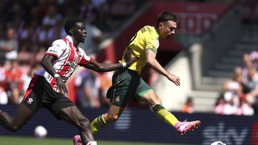 Ollie Palmer del Wrexham intenta disputar durante el encuentro de la Championship, la segunda división inglesa, ante el Southampton el sábado 9 de agosto del 2025.(Steven Paston/PA via AP)