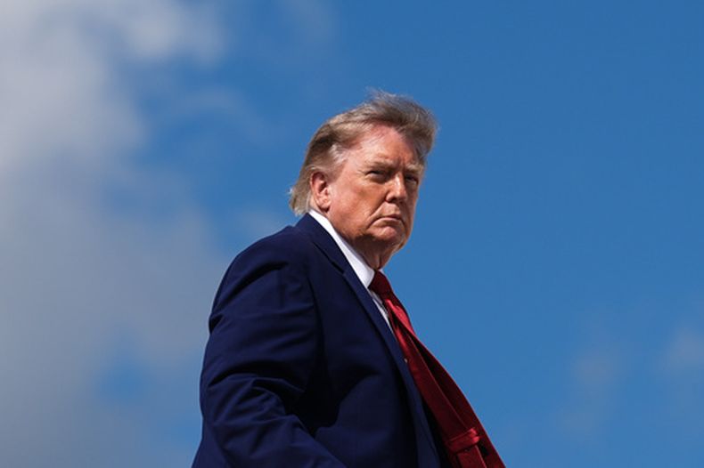 El presidente Donald Trump subiéndose al Air Force One en la Base Aérea Andrews en Maryland el 7 de agosto del 2026. (AP foto/Julia Demaree Nikhinson)
