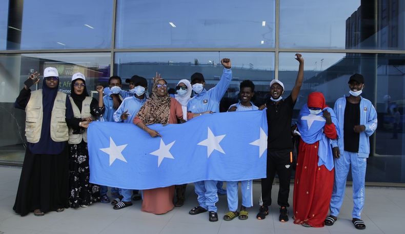 Los sobrevivientes del naufragio de un bote con migrantes el mes pasado que dejó 25 muertos en el Océano Índico cerca de Madagascar llegan al Aeropuerto Internacional Aden Adde de Mogadiscio, Somalia, el sábado 7 de noviembre de 2024. (AP Foto/Farah Abdi Warsameh)