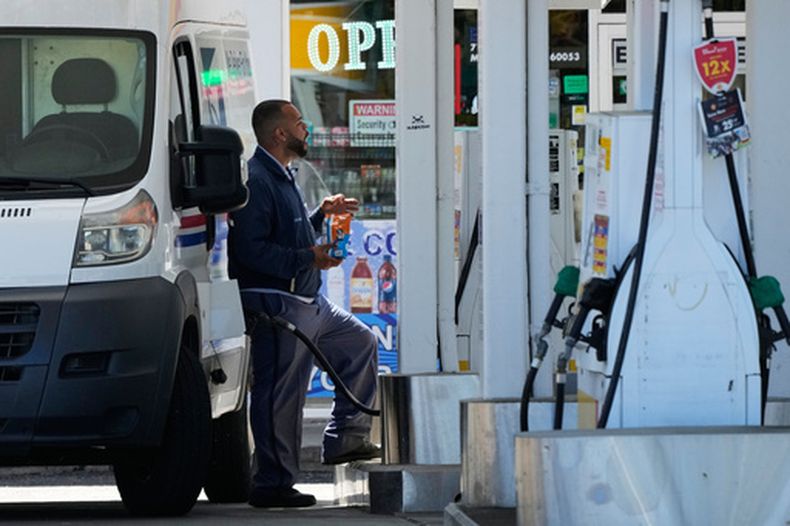 Un hombre llena el tanque de combustible de su vehículo en una gasolinera de Morton Grove, Illinois, el jueves 14 de mayo de 2026. (AP Foto/Nam Y. Huh)