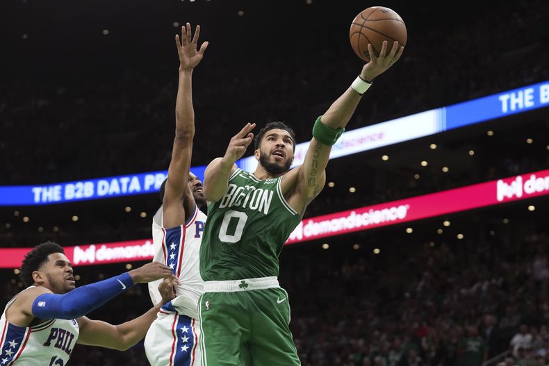 Jayson Tatum (0), encesta por los Celtics de Boston ante los 76ers de Filadelfia, el domingo 14 de mayo de 2023, en Boston. (AP Foto/Steven Senne)