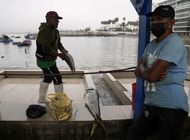 angustia domina a pescadores tras derrame petrolero en peru