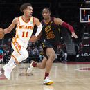 Young guía a mejorados Hawks al menos a minitorneo