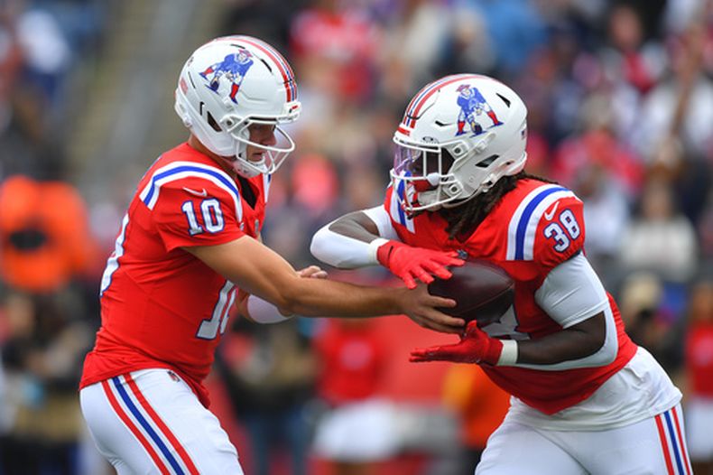 El quarterback de los Patriots de Nueva Inglaterra Drake Maye le entrega el balón a Rhamondre Stevenson en el encuentro ante los Raiders de Las Vegas el domingo 11 de octubre del 2026. (AP Foto/Steven Senne)