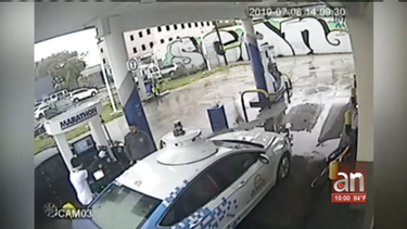armado y peligroso. a plena luz del dia sujeto asalta a dos hombres en miami