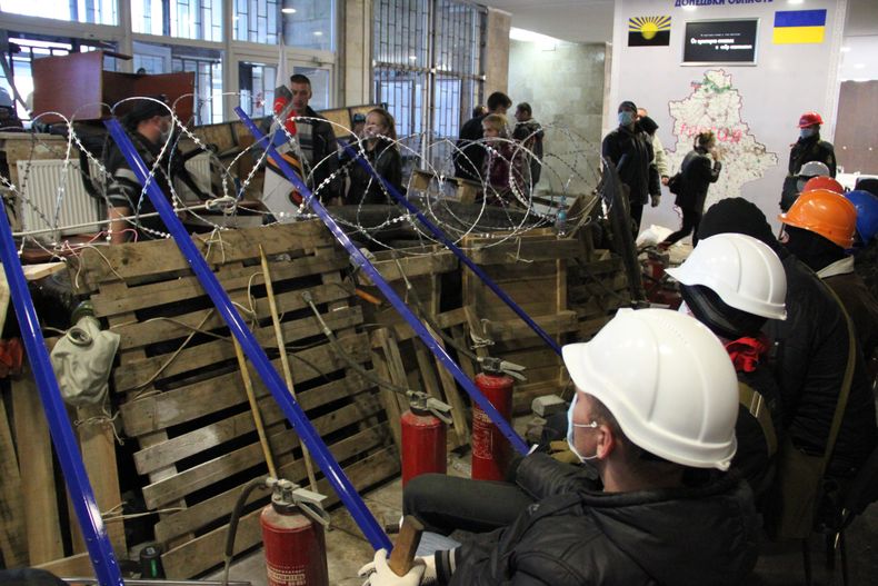 Activistas levantan una barricada en el edificio de la administraci&oacute;n en la ciudad ucraniana de Donetsk el lunes 7 de abril de 2014. Separatistas prorrusos tomaron edificios gubernamentales en ciudades como Donetsk y J&aacute;rkiv. (Foto de AP/Alex