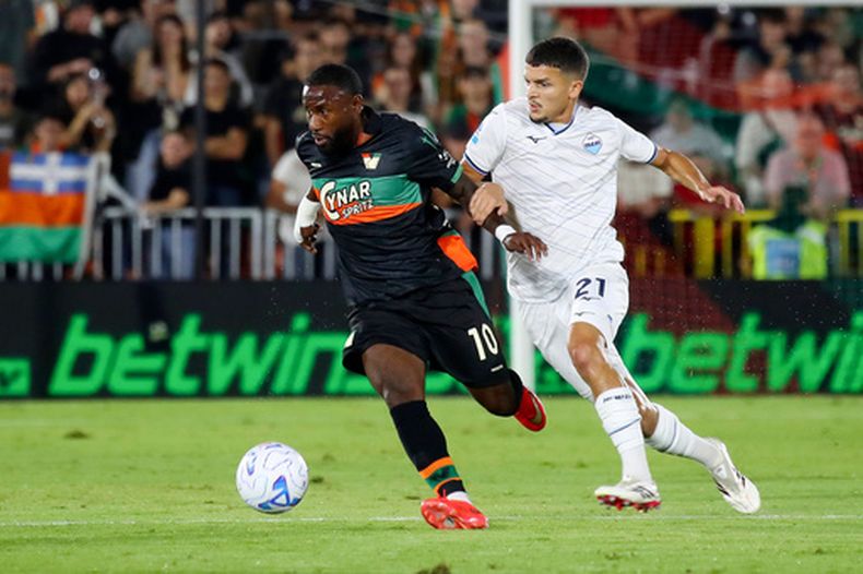 Reda Belahyane (derecha) de la Lazio y John Yeboah de Venezia pugnan por el balón en un partido de la Serie A italiana, el sábado 19 de septiembre de 2026, en Venecia. (Paola Garbuio/LaPresse vía AP)