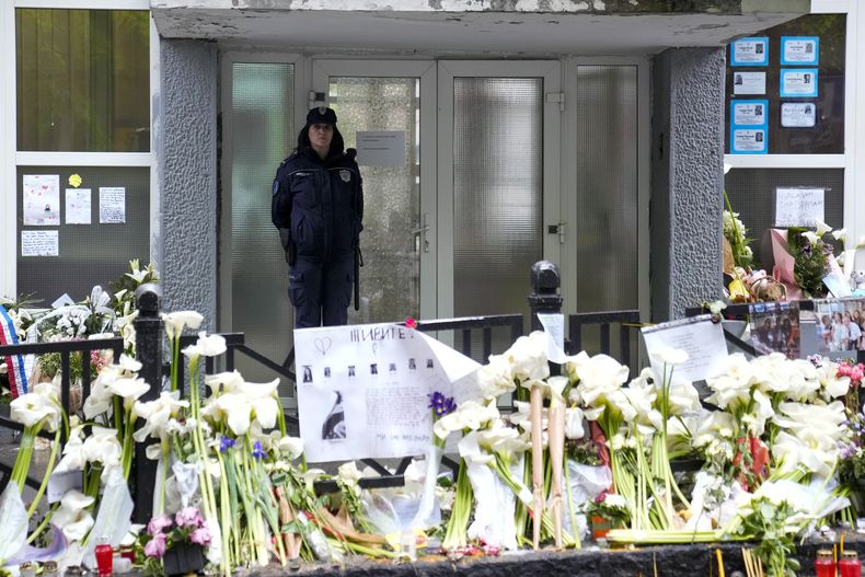 Un policía vigila la escuela Vladimir Ribnikar en Belgrado, Serbia, el lunes 8 de mayo de 2023. La policía se desplegó por escuelas de toda Serbia en un esfuerzo de restaurar una sensación de seguridad tras dos tiroteos masivos la semana pasada, uno de ellos en una escuela primaria de Belgrado, que dejó 17 muertos y 21 heridos, muchos de ellos niños. (AP Foto/Darko Vojinovic)