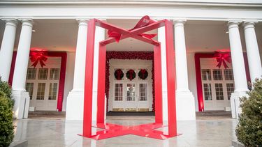 Una cinta afuera del Ala Este de la Casa Blanca en Washington, previo a la fiesta navideña, el 29 de noviembre del 2016. (AP foto/Andrew Harnik)