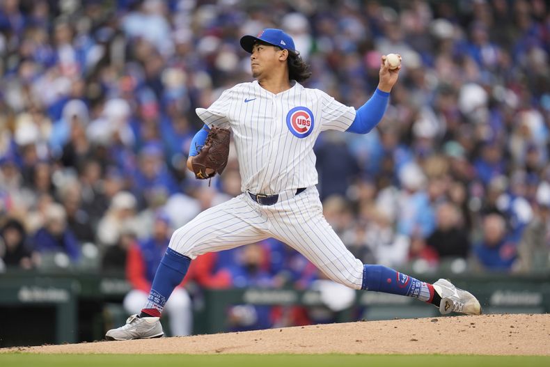 Shota Imanaga (18), abridor de los Cachorros de Chicago, lanza frente a los Padres de San Diego durante la segunda entrada del juego de béisbol de Grandes Ligas, el viernes 4 de abril de 2025, en Chicago. (AP Foto/Erin Hooley)