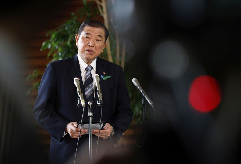 El primer ministro de Japón, Shigeru Ishiba, habla con reporteros tras una reunión del negociador japonés en la Casa Blanca sobre aranceles, en las oficinas del primer ministro en Tokio, Japón, el 17 de abril de 2025. (Franck Robichon/Pool Foto vía AP)