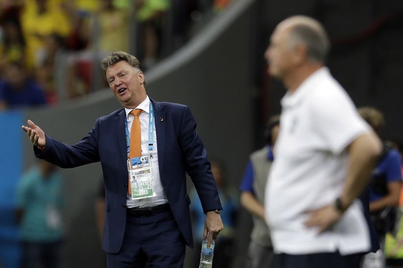 Louis van Gaal, entrenador de Holanda, a la izquieerda, durante el partido que sell&oacute; el despido del entrenador de Brasil, a la derecha y difuminado, Scolari. El 12 de julio de 2014 (AP Photo/Natacha Pisarenko)