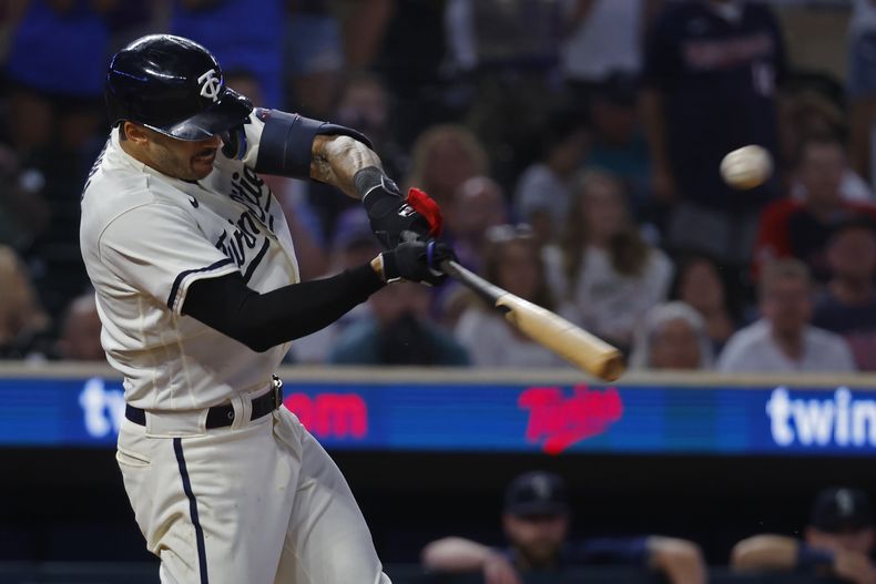 El puertorriqueño Carlos Correa de los Mellizos de Minnesota conecta un hit remolcador para vencer a los Marineros de Seattle en la décima entrada del juego en Mineápolis. Lunes 24 de julio de 2023. (AP Foto/Bruce Kluckhohn)