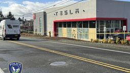 En esta imagen difundida por el Departamento de Policía de Tigard se ve una ventana tapiada en una agencia de Tesla, el jueves 13 de marzo de 2025, en Tigard, Oregon, después de que se efectuaron disparos contra el lugar por segunda ocasión en una semana. (Departamento de Policía de Tigard vía AP)
