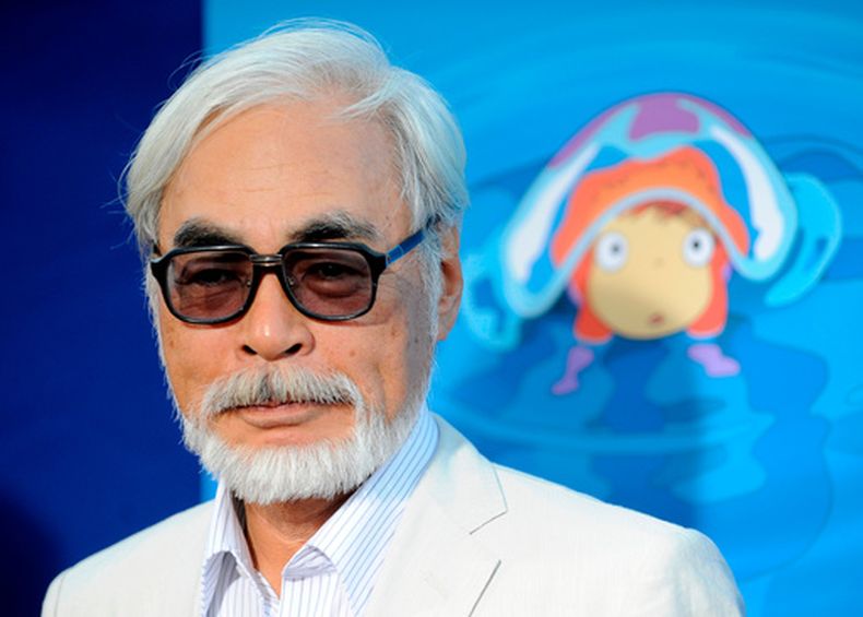 ARCHIVO - Hayao Miyazaki, cofundador de Studio Ghibli, posa para los fotógrafos en una proyección especial de la película de animación Ponyo, en Los Ángeles, el 27 de julio de 2009. (AP Foto/Chris Pizzello, archivo)