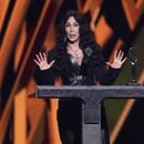 Cher da un discurso durante la ceremonia de inducción al Salón de la Fama del Rock & Roll, el sábado 19 de octubre de 2024, en Rocket Mortgage FieldHouse de Cleveland. (AP Foto/Chris Pizzello)