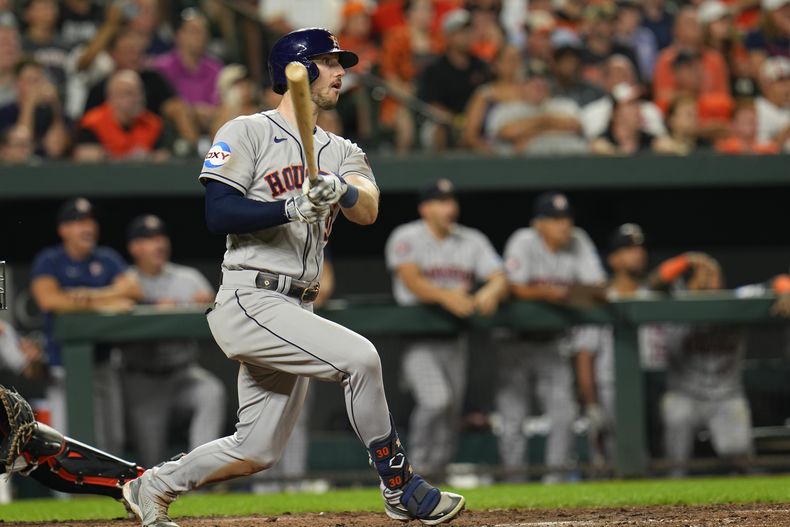 Kyle Tucker, de los Astros de Houston, batea un grand slam en el juego del martes 8 de agosto de 2023, ante los Orioles de Baltimore (AP Foto/Julio Cortez)