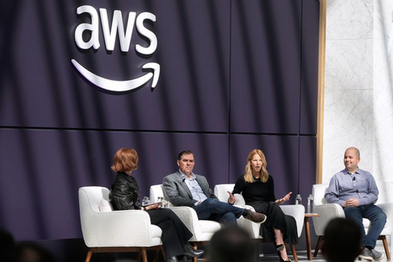 Denise Dresser, directora de ingresos de OpenAI, segunda a la derecha, habla en el escenario con Julia White, vicepresidenta y directora de marketing de AWS, Matt Garman, director general de AWS, y Anthony Liguori, vicepresidente e ingeniero distinguido de AWS, en un evento de Whats Next with AWS el martes 28 de abril de 2026, en San Francisco. (AP Foto/Jeff Chiu)