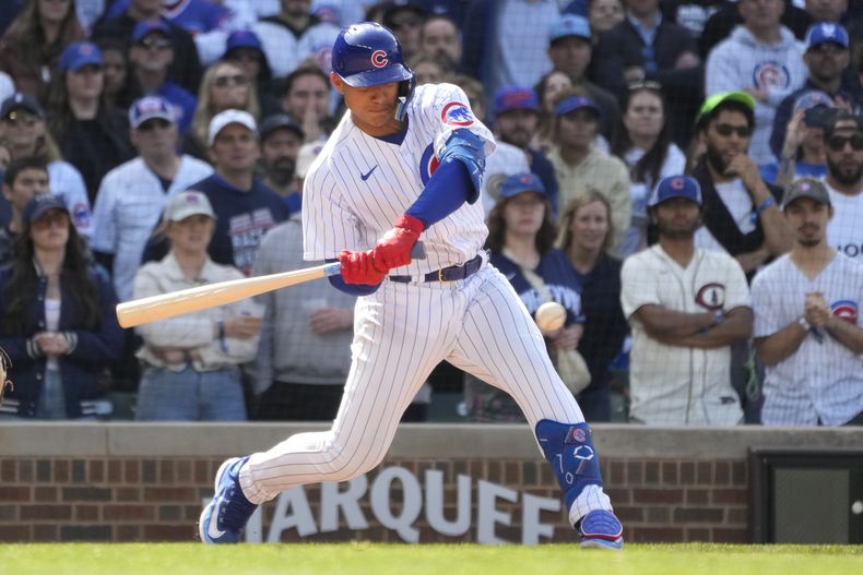 El panameño Miguel Amaya, de los Cachorros de Chicago, batea un sencillo en el juego del sábado 6 de mayo de 2023, ante los Marlins de Miami (AP Foto/Charles Rex Arbogast)