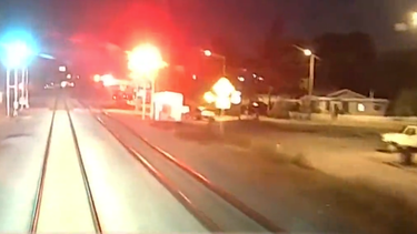 el tren rapido brightline partio por la mitad un auto que intento burlar las barreras de seguridad