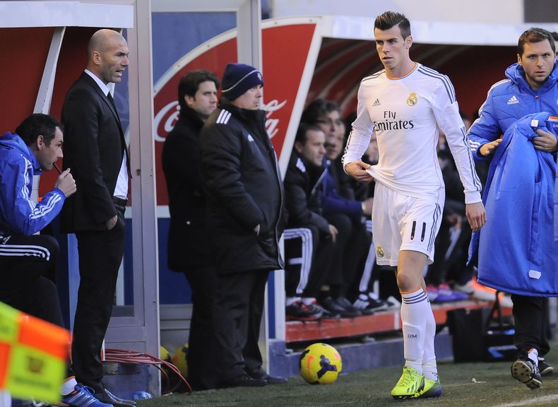 El jugador del Real Madrid, Gareth Bale, segundo desde la derecha, sale de la cancha durante un partido contra Osasuna el s&aacute;bado, 14 de diciembre de 2013, en Pamplona, Espa&ntilde;a.(AP Photo/Alvaro Barrientos)