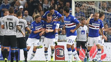 americateve | El alem&aacute;n Shkodran Mustafi (centro) es felicitado por sus compa&ntilde;eros de la Sampdoria, luego de anotar frente al Atalanta, en un partido disputado el s&aacute;bado 26 de octubre de 2013, en la Serie A italiana (AP Foto/Carlo Baroncini)