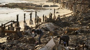 Tony Lai, a la izquierda, mira los restos de su propiedad frente a la playa devastada por el incendio con su esposa Everlyn después del incendio Palisades el martes 28 de enero de 2025 en Malibú, California. (Foto AP/Jae C. Hong)