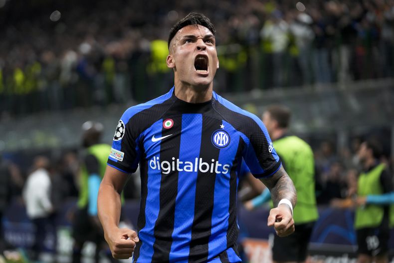 Lautaro Martínez celebra tras marcar el segundo gol del Inter de Milán ante Benfica en la vuelta de los cuartos de final de la Liga de Campeones, el miércoles 19 de abril de 2023, en Milán. (AP Foto/Luca Bruno)