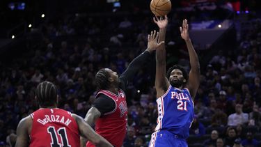 Joel Embiid, de los 76ers de Filadelfia, salta para encestar frente a Andre Drummond, de los Bulls de Chicago, en el encuentro del martes 2 de enero de 2024 (AP Foto/Matt Slocum)