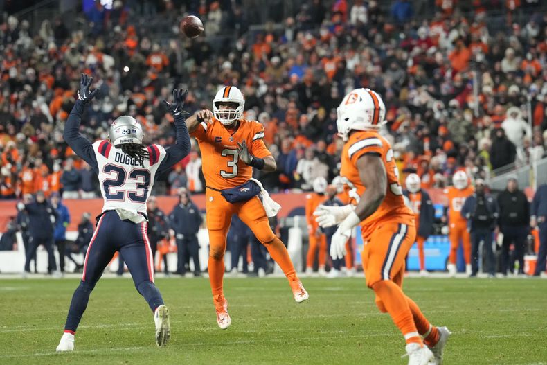 Russell Wilson (3), quarterback de los Broncos de Denver, lanza un pase durante la segunda mitad del partido de la NFL en contra de los Patriots de Nueva Inglaterra, el domingo 24 de diciembre de 2023, en Denver. (AP Foto/David Zalubowski)