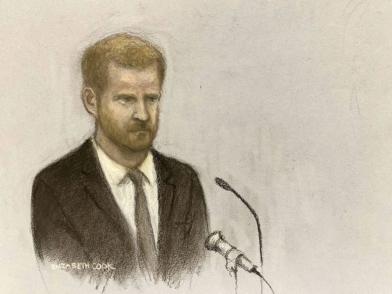 Un dibujo de la artista de la corte Elizabeth Cook muestra al príncipe de Inglaterra Enrique al presentar evidencia en Rolls Buildings en Londres, el martes 6 de junio de 2023 durante su juicio por espionaje telefónico contra el la editorial Mirror Group Newspapers. (Elizabeth Cook/PA vía AP)