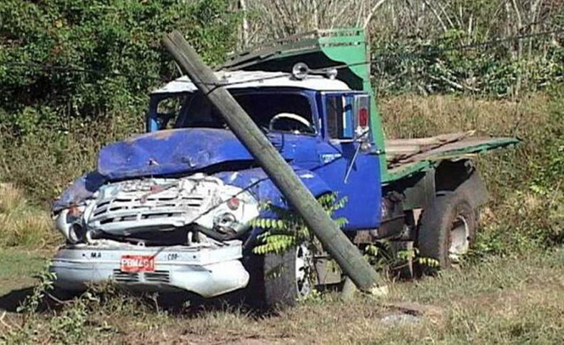 Camión accidentado la noche del sábado en La Palma, Pinar del Río.