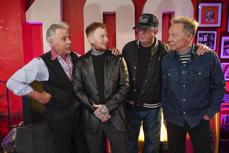 Glen Matlock, de izquierda a derecha, Frank Carter, Steve Jones y Paul Cook de los Sex Pistols, posan en Londres, el viernes 21 de marzo de 2025. (Foto Alberto Pezzali/Invision/AP)