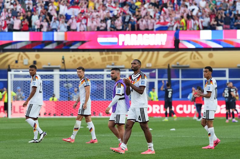 El zaguero alemán Jonathan Tah (4) saluda a los aficionados tras la derrota por penales contra Paraguay, el lunes 29 de junio de 2026, en Foxborough, Massachusetts. (AP Foto/Martin Meissner)