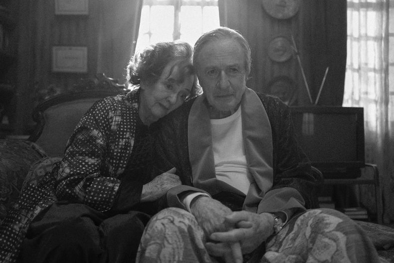 En esta imagen proporcionada por Netflix, Gloria Münchmeyer, izquierda, y Jaime Vadell en una escena de El Conde. (Pablo Larraín/Netflix vía AP)